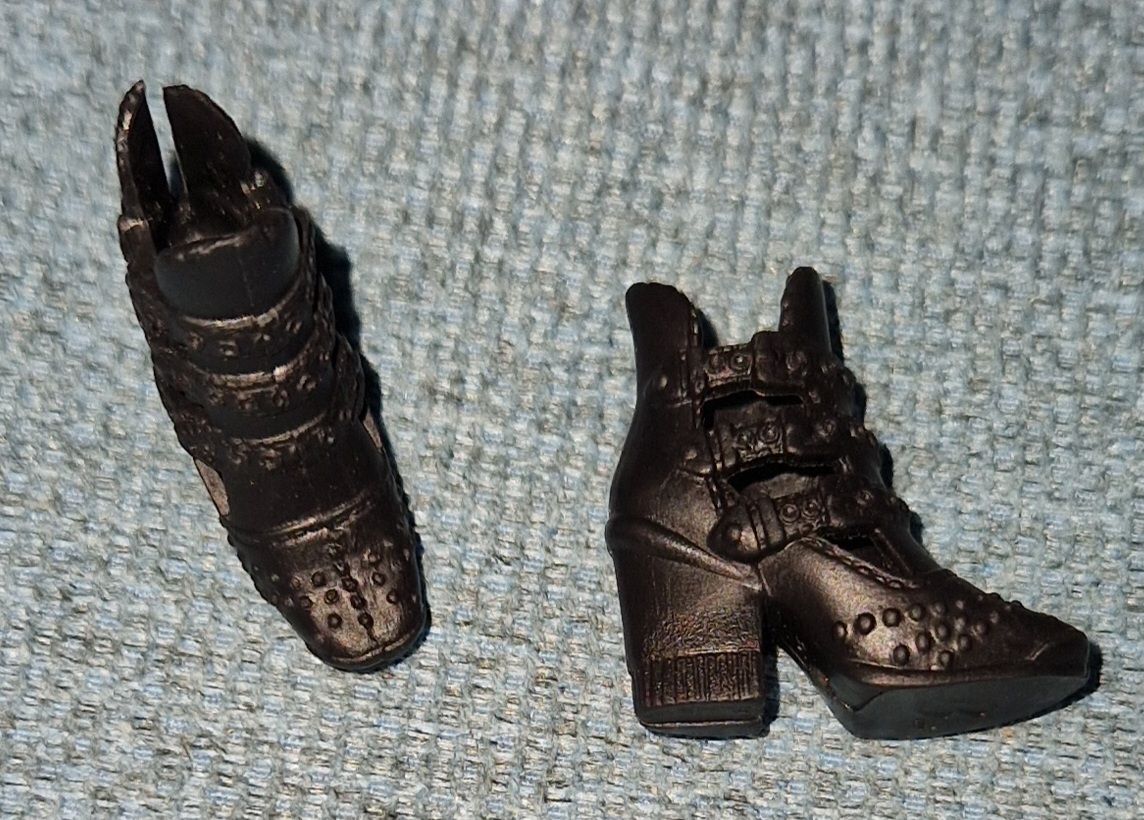 Poupées: chaussures pour Barbie – D'occasion à Couvet par Pioune