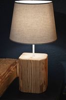 Lampe aus Altholzbalken mit Lampenschirm