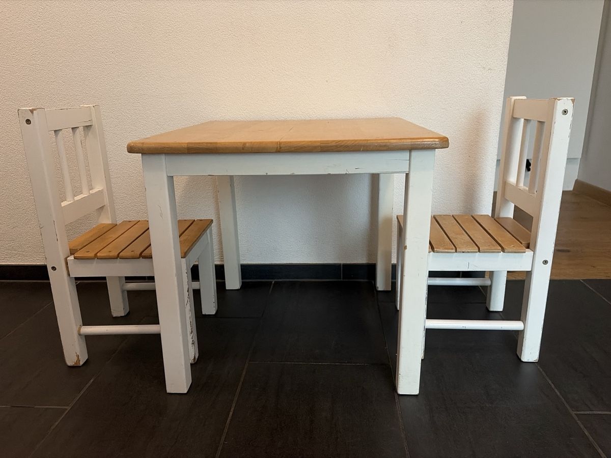 Set de table et chaises: Kindertisch mit 2 Stühlen – D'occasion à Lichtensteig par hiditch 1