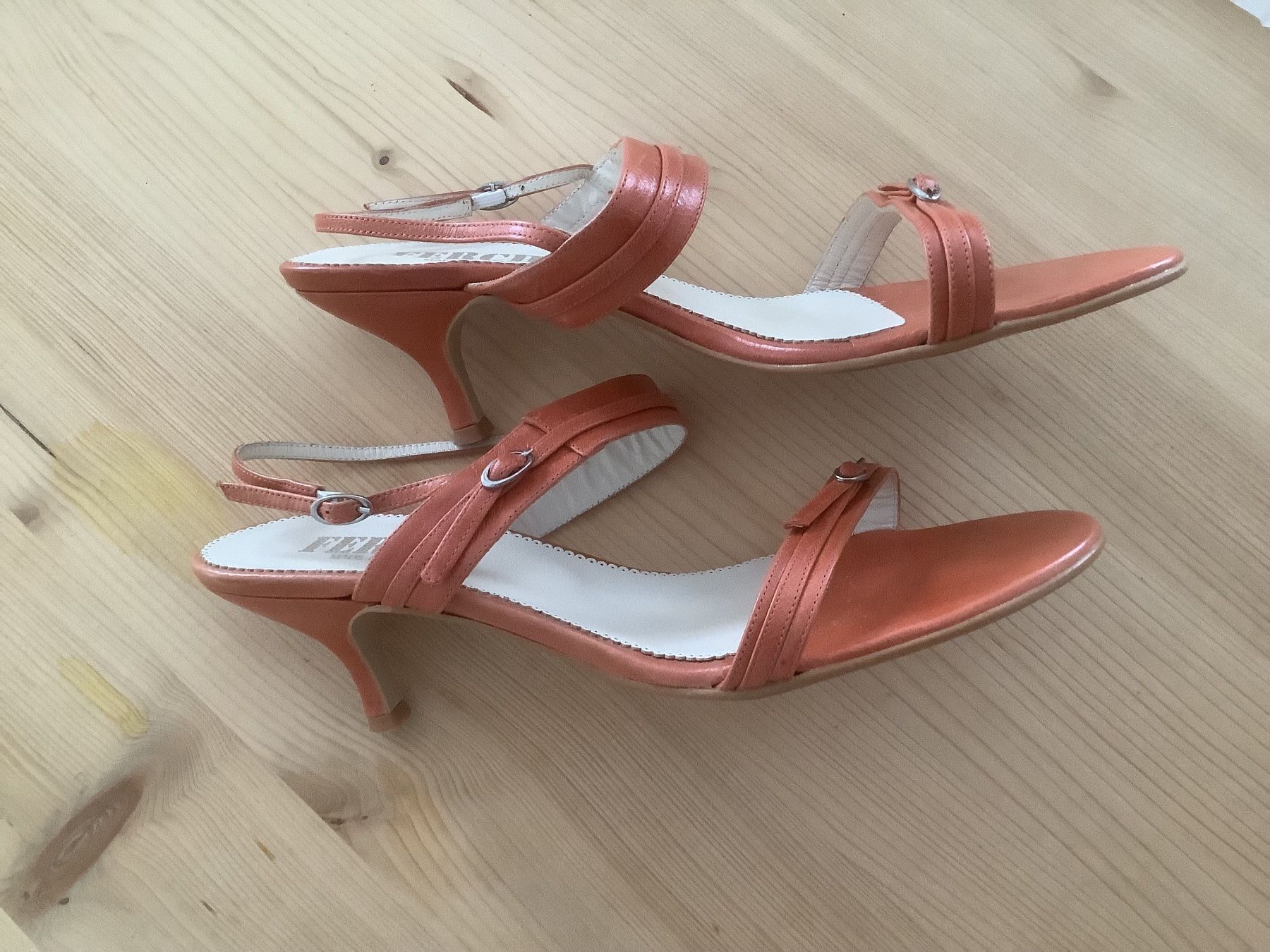 Scarpe da donna: Sandalen mit kleinem  Absatz Leder Grösse 39 – Usato da Büttikon AG venduto da Ranchero500 1