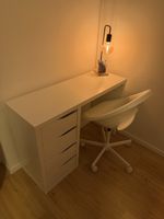 Schreibtisch inklusive Bürostuhl und Tischlampe