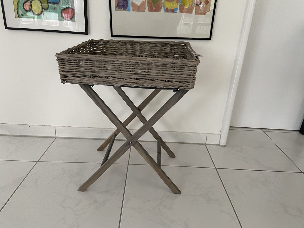 Tavoli: Serviertisch von Chic  Antique Dänemark Rattan grau – Usato da Luzern venduto da waterfront1
