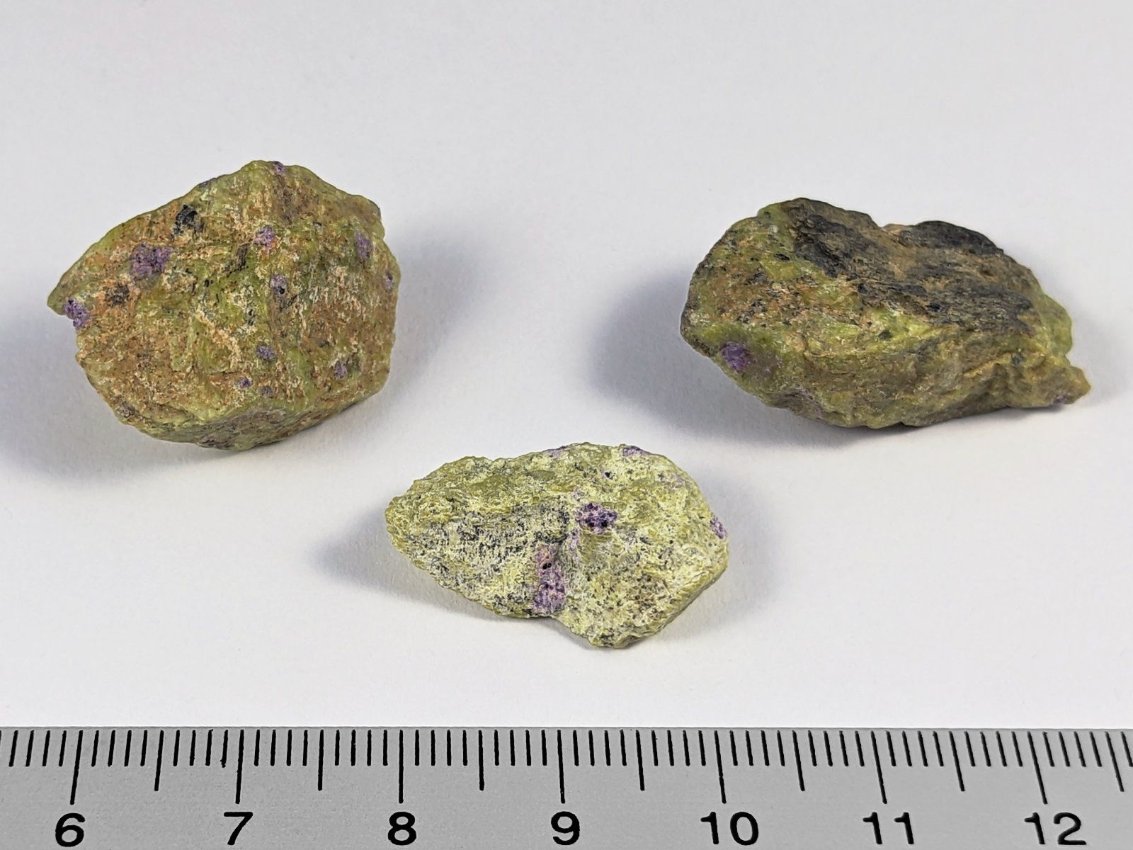 Minerali & Pietre curative: Serpentin-Stichtit Rohsteine 22 bis 29mm 3Stk. – Nuovo e nell'imballaggio originale da Meilen venduto da StoneGarden
