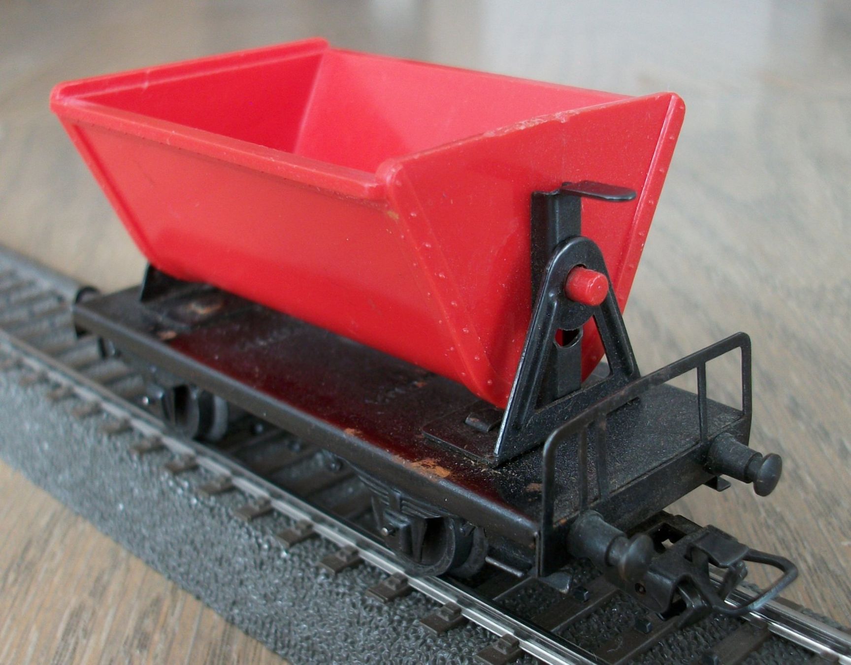 Märklin Modellini di ferrovie: Kippwagen mit roter Lore – Usato da St. Moritz venduto da Manu7500 3