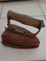 Antike Bügeleisen mit Holzgriff.