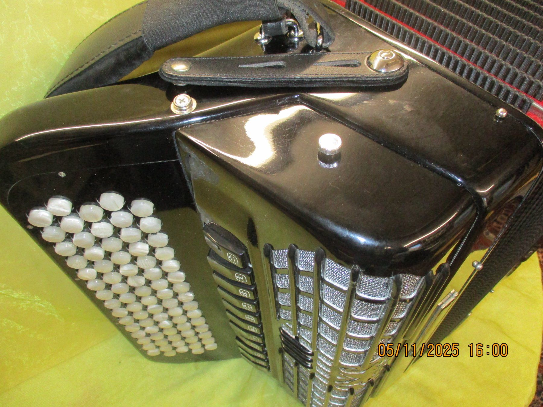 Strumenti musicali: Akkordeon Bugari Champion Cassotto – Usato da Jegenstorf venduto da Oktavio 7