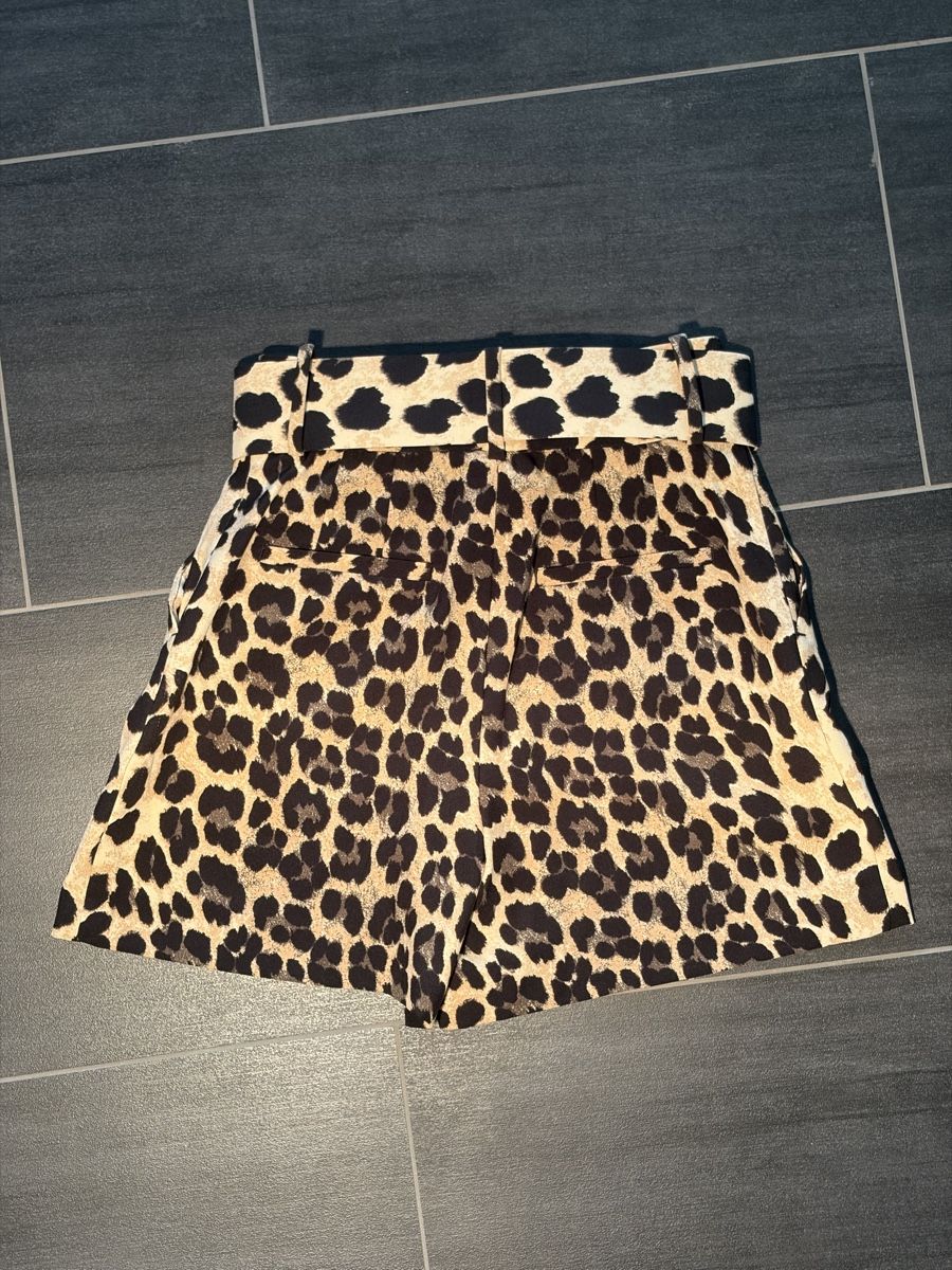 Zara Pantaloni: Zara Basic Shorts mit Gürtel Leo-Muster Grösse XS – Nuovo (secondo la descrizione) da Büsserach venduto da SalebyGianni 2
