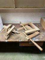Antike Schraubzwingen und Holzhobel