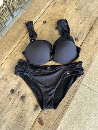 Schwarzes Bikini