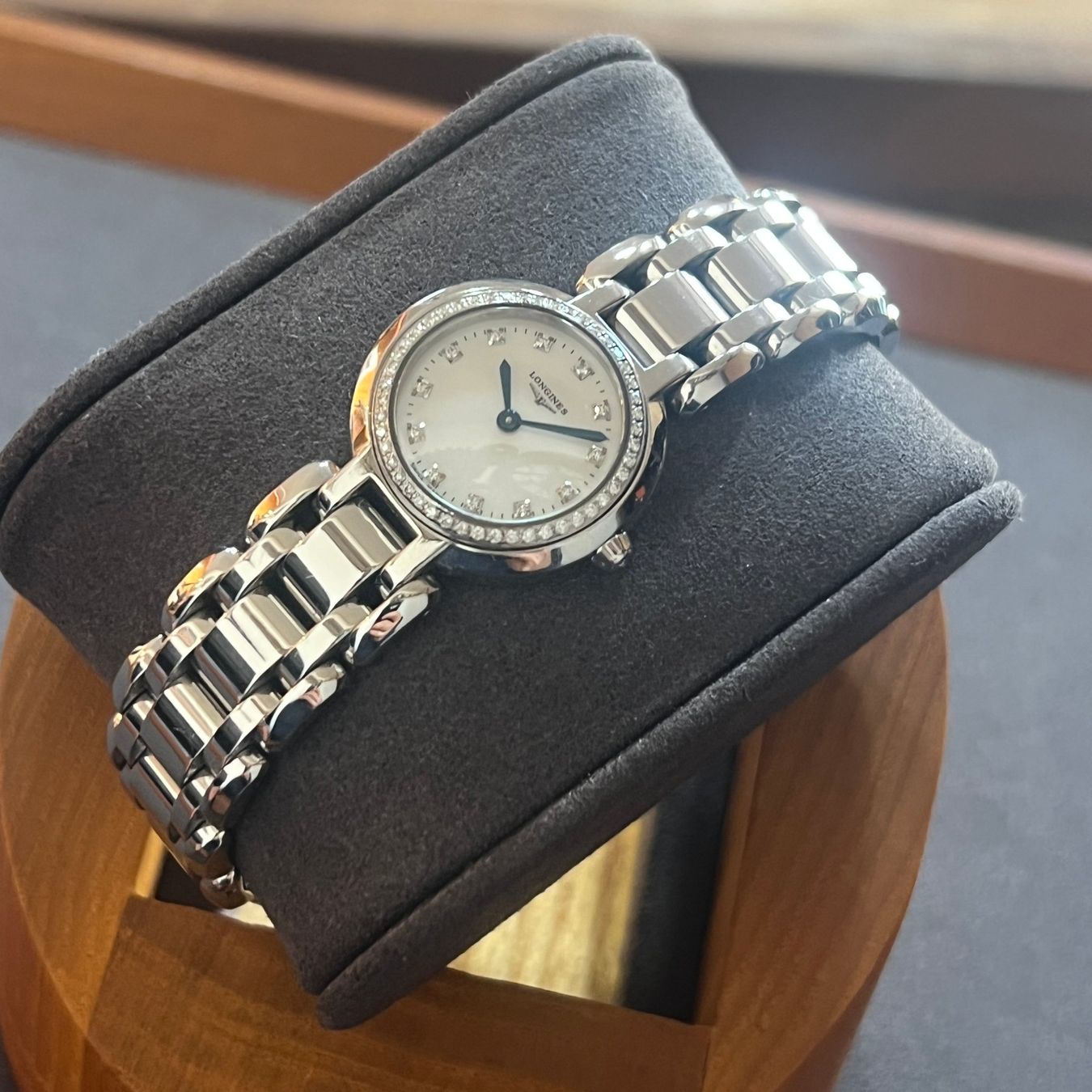 Longines Orologi: Longines PrimaLuna Quartz Diamonds L8.109.0.87.6 – Usato da Carouge GE venduto da Watchaser 7