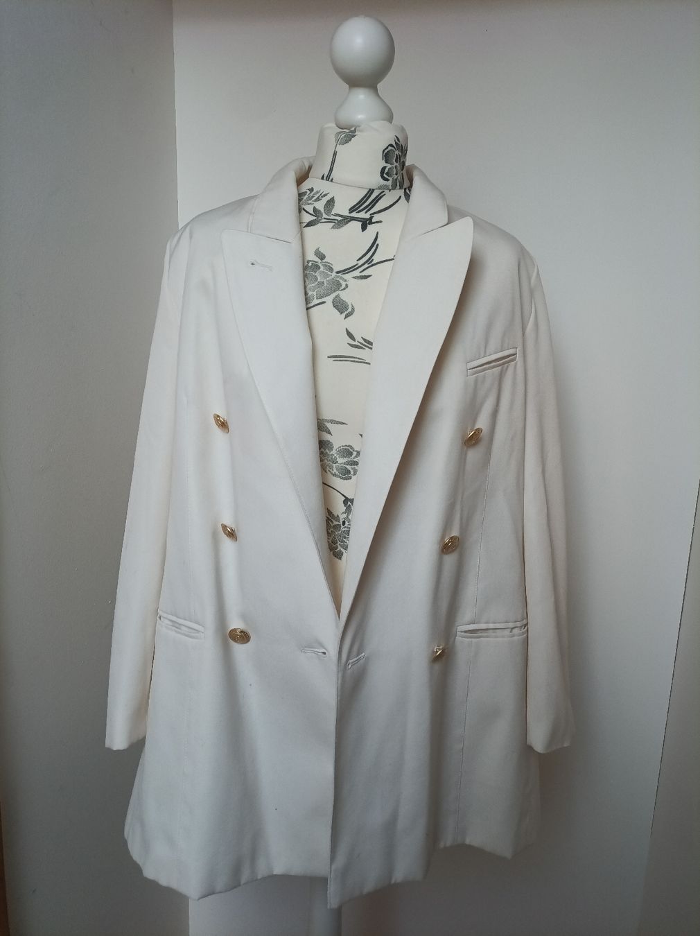 Jacken: Weißer schicker Blazer mit goldenen Knöpfen – Gebraucht aus Peccia von LillyMarie98