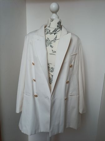 Weißer schicker Blazer mit goldenen Knöpfen