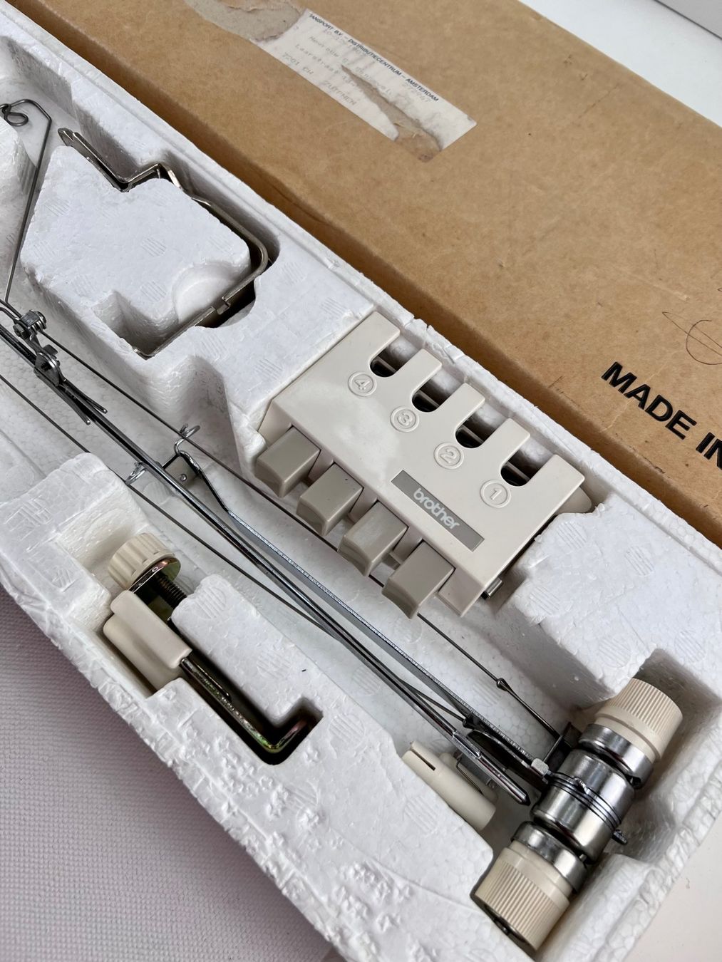 Brother Macchine da cucire: Brother Vierfarbwechsler KHC-820A Strickmaschine – Usato da Plons venduto da Zimpfer 1