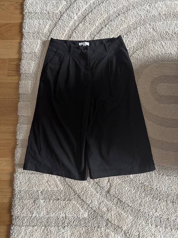 Pantaloni: h&m short  – Usato da Bern venduto da sar_r5dp