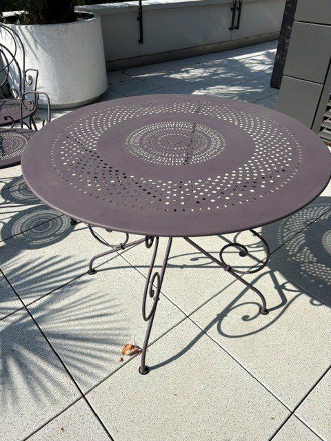 Fermob Tischset: Table Fermob Montmartre 96cm  + 2 chaises + 2 fauteuils – Gebraucht aus Vich von dNyon 3
