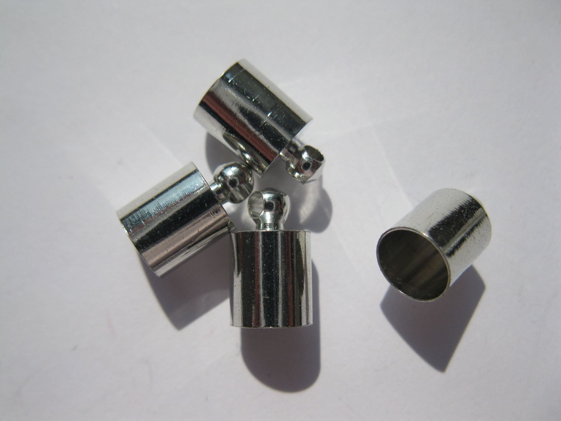 Perle (finte): 8 Endkappen, Cord Ends, Endstücke 6mm – Nuovo e nell'imballaggio originale da St. Margarethen TG venduto da LuanaKa