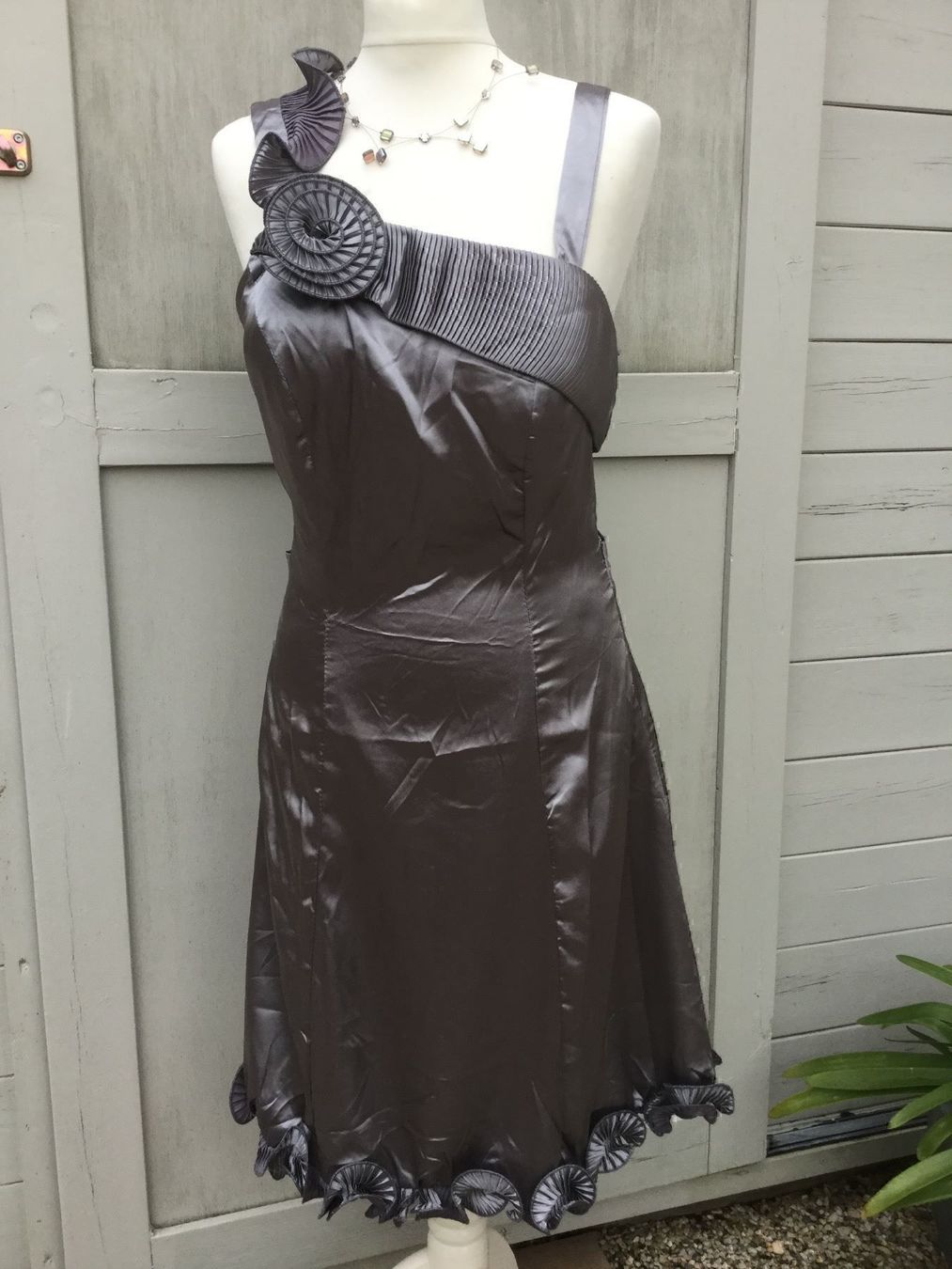 Kleider: Robe grise satinée+Foulard soirée/gala, taille M – Neu und originalverpackt aus Agiez von chouchanelle