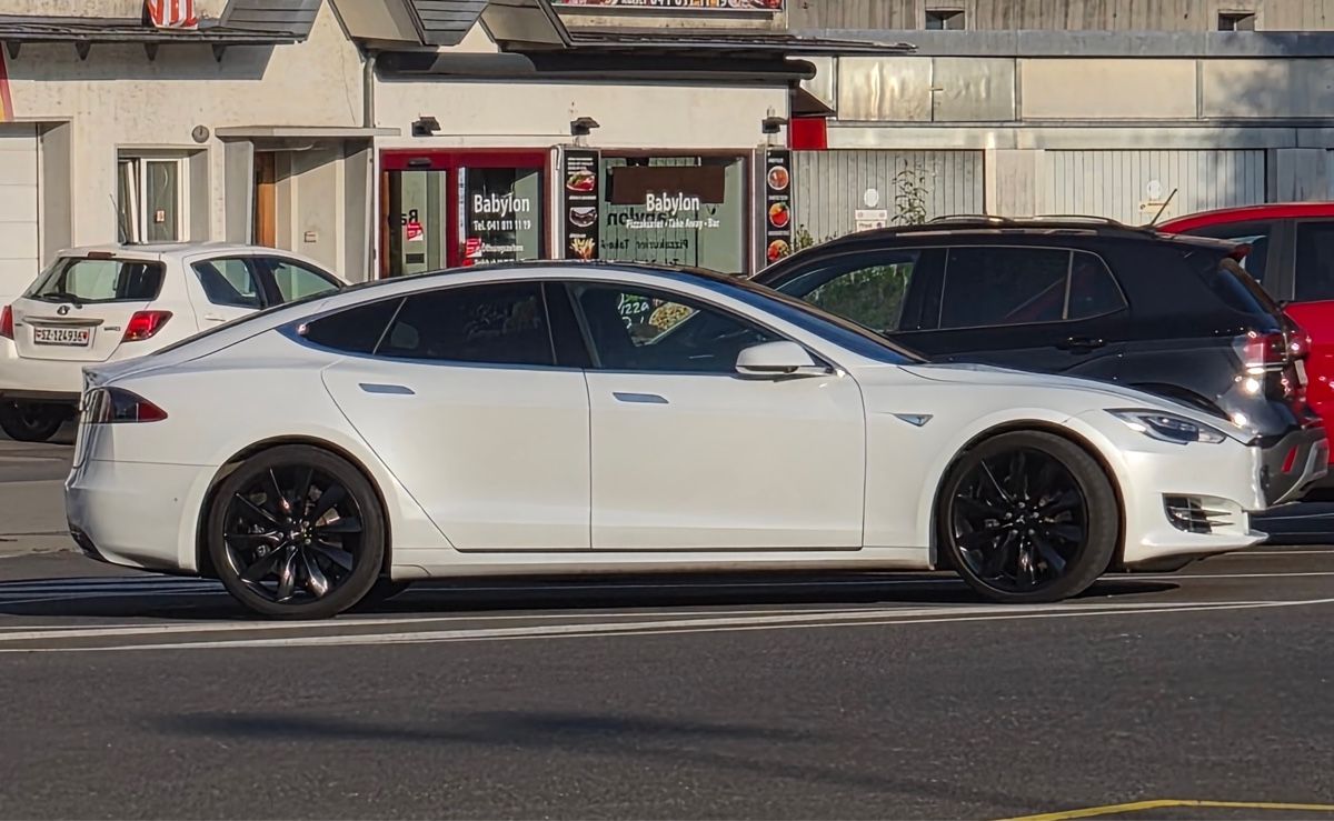Tesla Autos: Tesla Model S 90D Free SuperCharging – Gebraucht aus Brunnen von Alfa 1