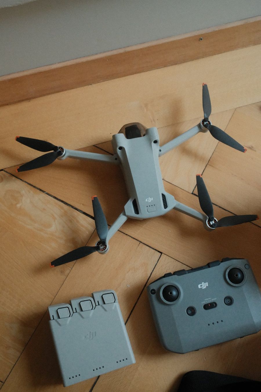 DJI RC Modellbau: DJI Mini 3 Pro Fly More Combo – Gebraucht aus Bern von redumbrella 1