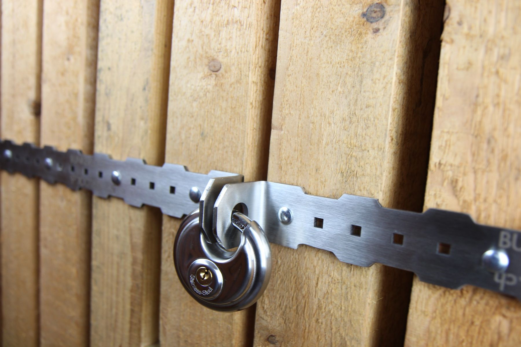 Lucchetti: Protection et serrure de porte de cave – Nuovo e nell'imballaggio originale da Genève venduto da ale_55x8
