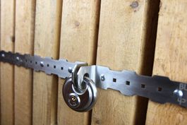 Protection et serrure de porte de cave
