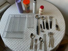 Besteck: Gabel, Messer, Thermoskannen, Becher, Besteckkasten
