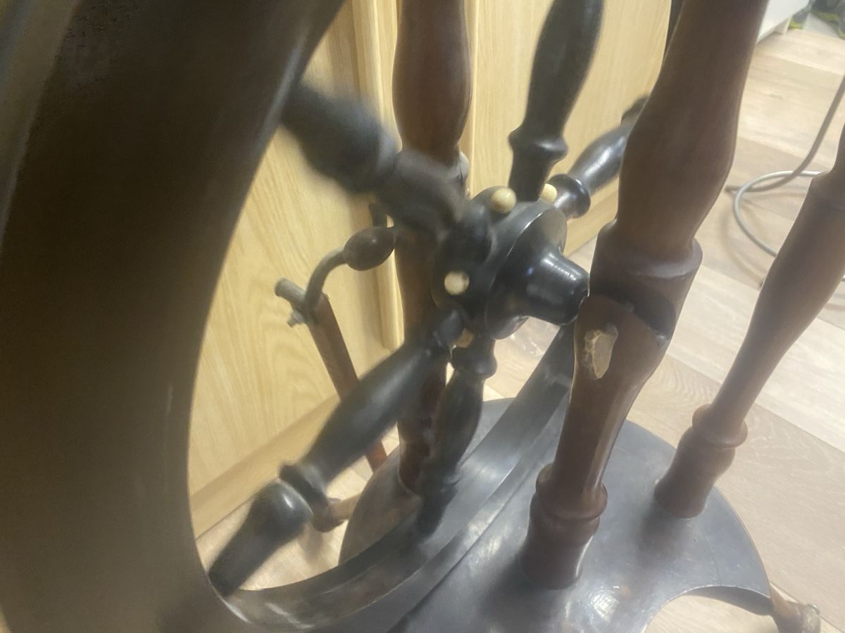 Ruote per filare: Antikes Holz-Spinnrad: Rustikale Volkskunst – Usato da Moosseedorf venduto da chaschu 5