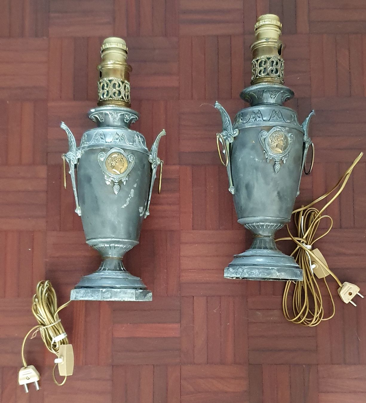 Lampade: Antike Lampen, 2 Stk., mit Lampenschirme – Usato da Kreuzlingen venduto da Rschweiz1 1