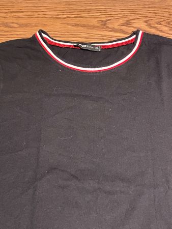 Schwarzes Shirt mit rot-weissem Kragen, Gr. XL