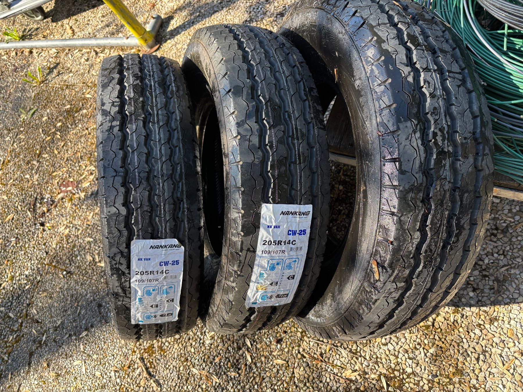 Pneumatici & Ruote complete: 3 pneus neufs 205R14C – Usato da Montreux venduto da elo_c6bf