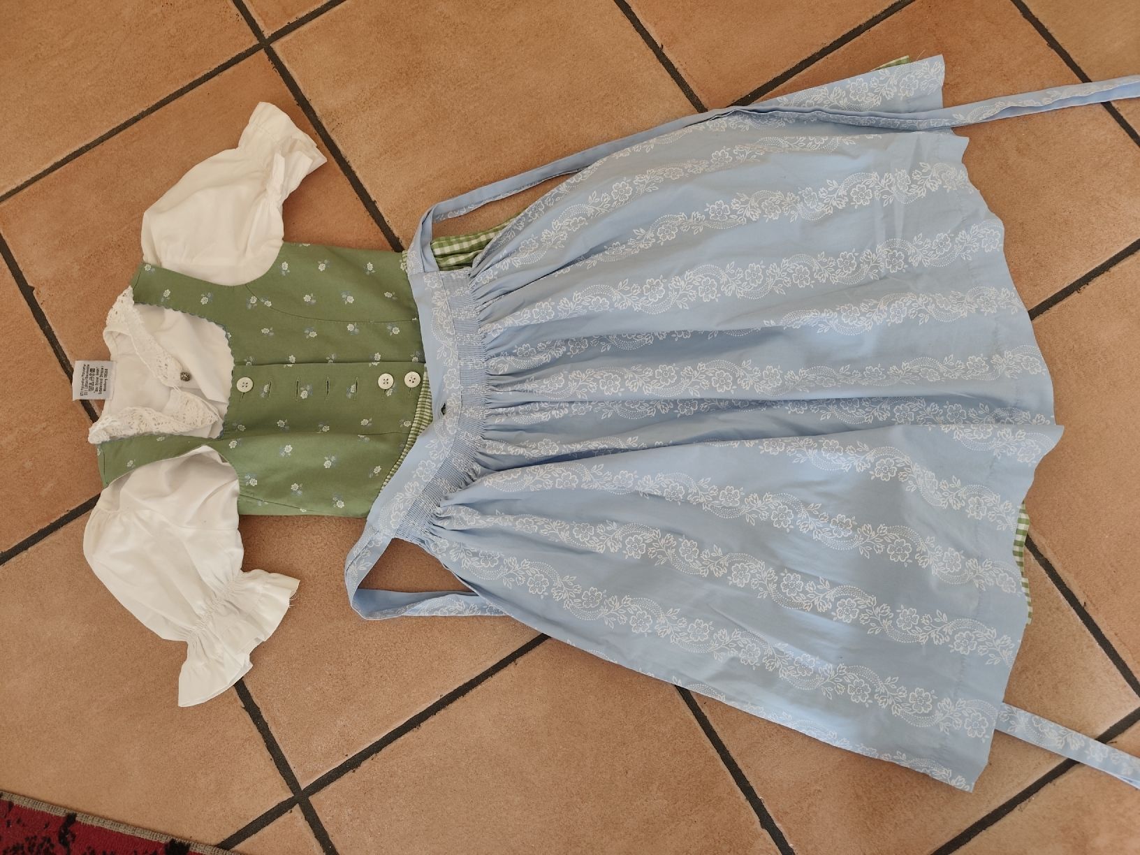 Costumi: Dirndl 116 inkl Bluse – Nuovo (secondo la descrizione) da Meinisberg venduto da Destiny1972