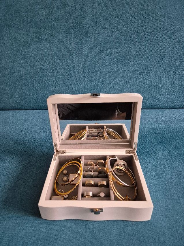 Altri gioielli: Schmuck Schatulle mit Div. Modeschmuck – Usato da Embrach venduto da wernici 1