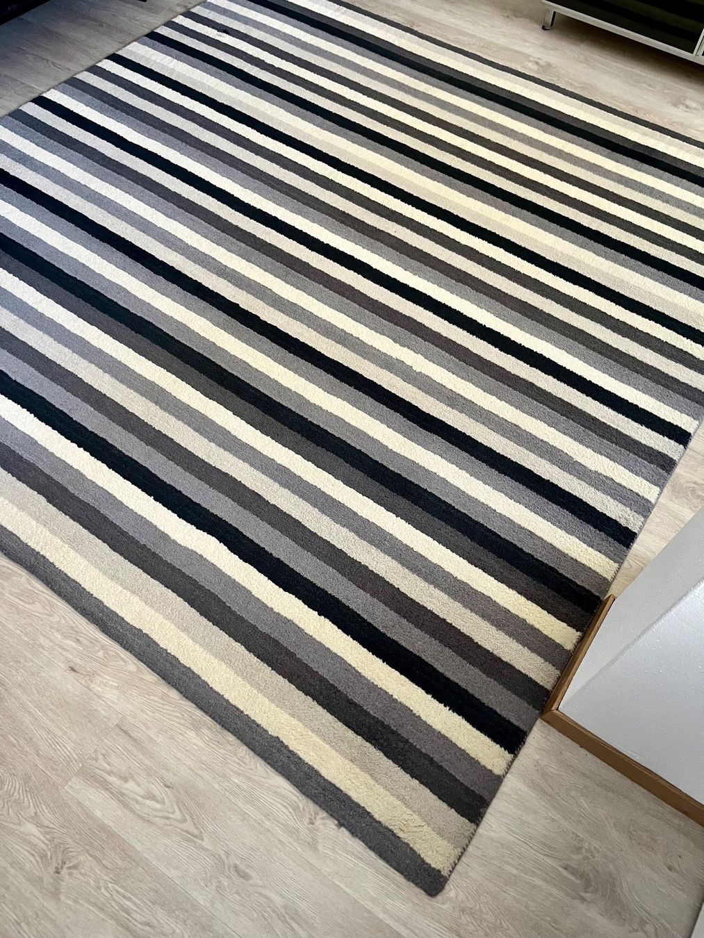 Ikea Tappeti: Ikea Teppich weiss, grau, schwarz gestreift – Usato da Gattikon venduto da fab4011