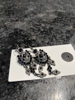 Elegante Ohrringe mit schwarzen Steinchen