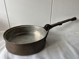 Antike Kupferpfanne mit Stiel, 23cm Durchmesser. Höhe 7 cm.
