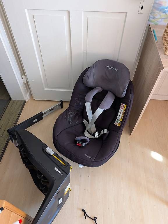 Seggiolini per auto: Maci Cosi 2 Way Fix Basisstation mit 2 way pearl sitz. – Usato da Sargans venduto da Mkatz 2