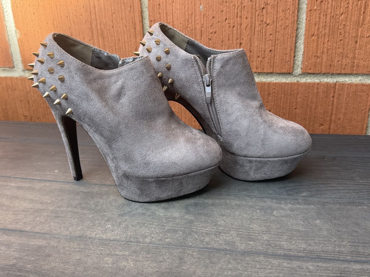 Scarpe da donna: Stivaletti con le borchie  – Usato da Lugano venduto da poi_x9dn