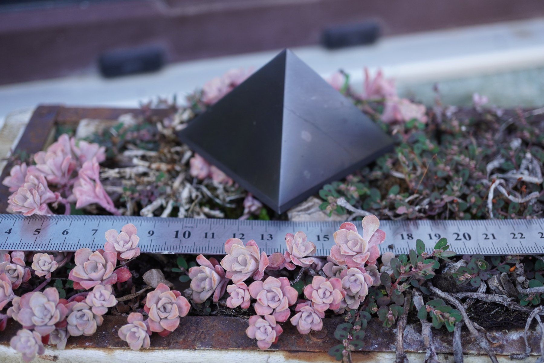 Minerali & Pietre curative: Schungit / Shungit  Pyramide    6cm – Nuovo e nell'imballaggio originale da Eschenbach SG venduto da topstone 1