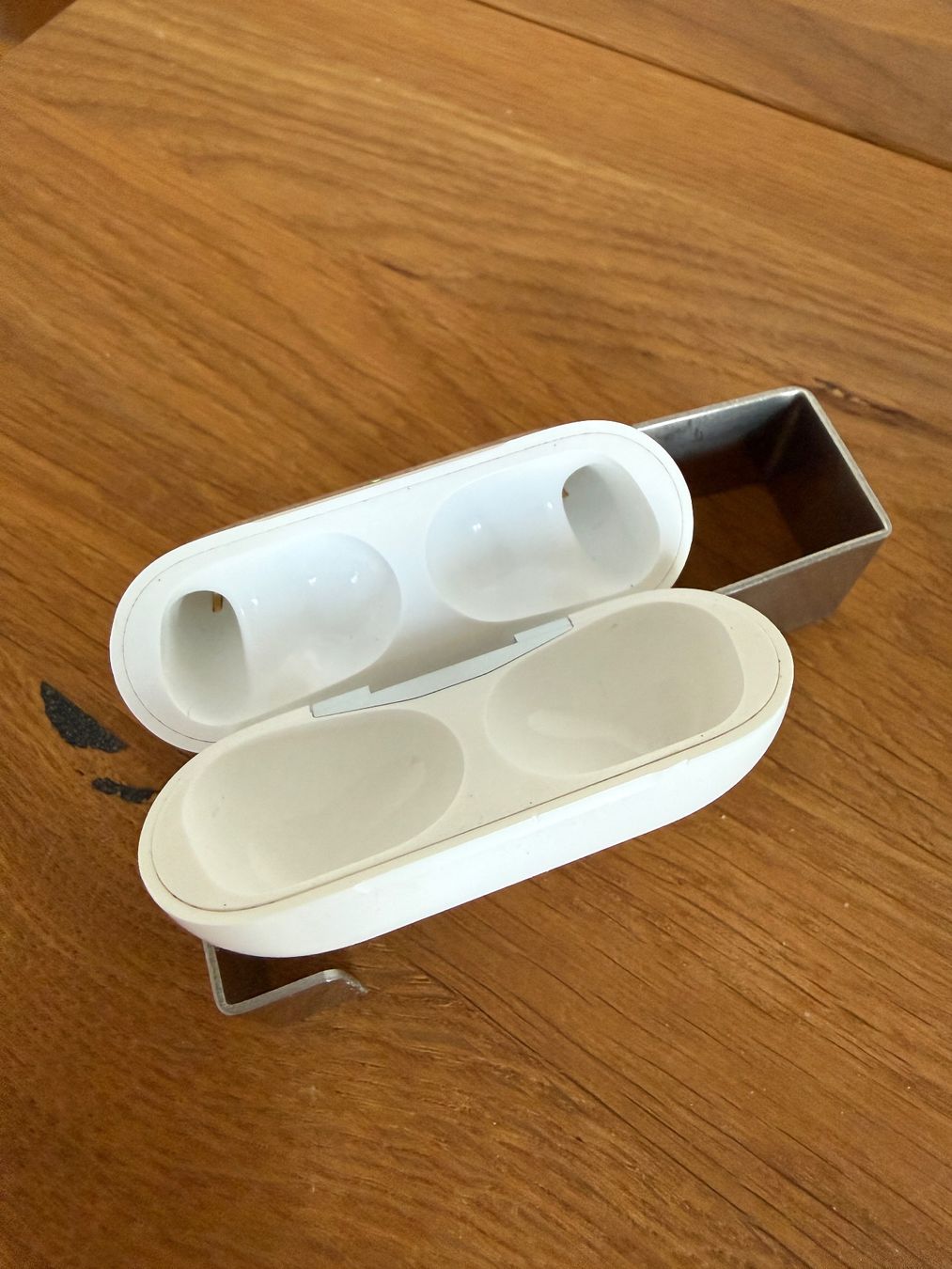 Apple Cuffie: APPLE AirPods Pro 1 Charging Case – Usato da Lausanne venduto da Nine1982 2
