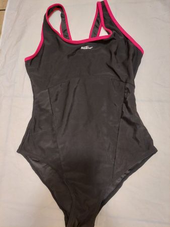 12  maillot de bains , 2 piece et caleçon piscine 5-10 ans