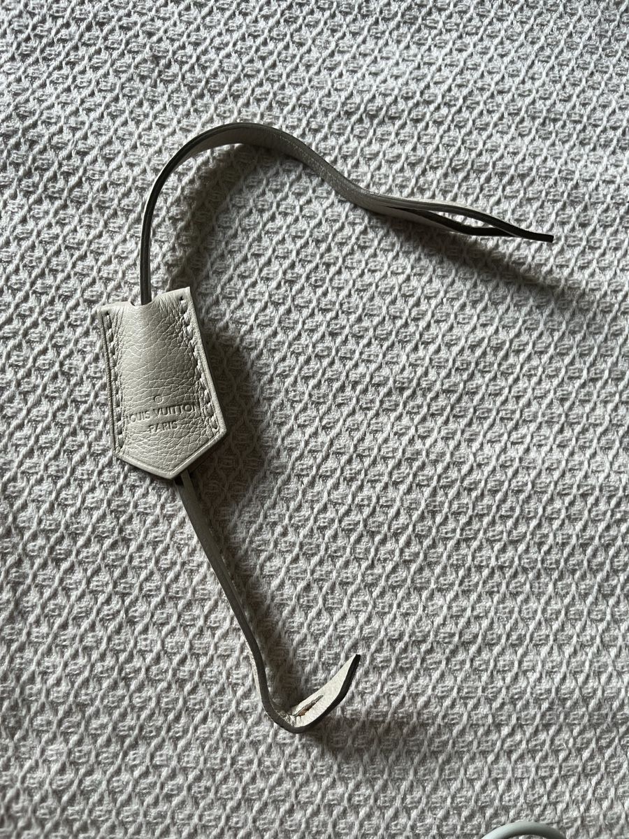 Louis Vuitton Schlüsselanhänger & - bänder: Louis Vuitton Paris Lederanhänger  – Neu (gemäss Beschreibung) aus Hochdorf von Forestgreen 2