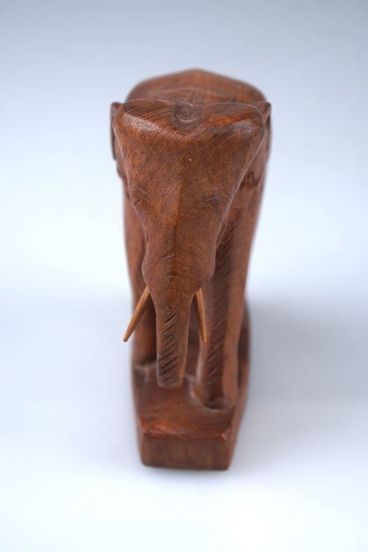 Figuren: Handgeschnitzte Elefantenfigur aus Holz – Gebraucht aus Rüti ZH von Restwert_Rueti_ZH 1