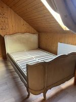 Antikes Schlafzimmer / Bett / Nachttisch