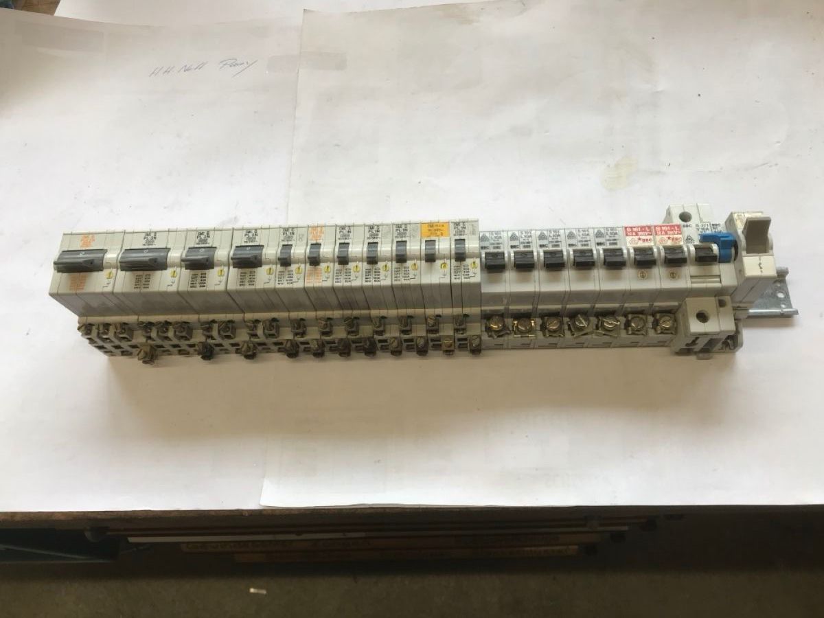 Elektronikbauteile: Sicherungsautomaten – Gebraucht aus Küblis von hypofacto