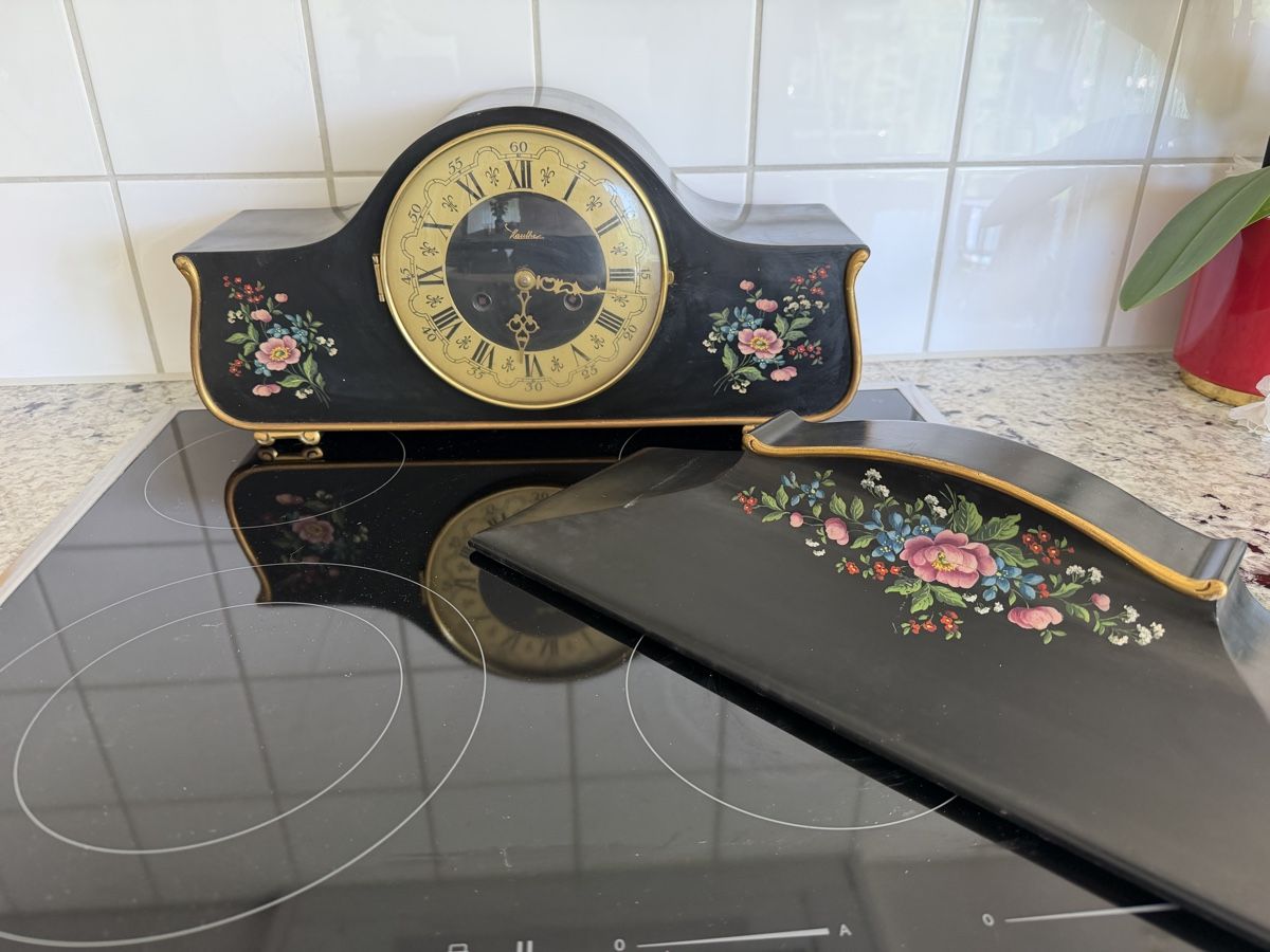 Orologi da terra & Orologi da parete: Antiker Pendeluhr mit Blumenmuster & passender Sockel – Difettoso da Zürich venduto da sne.swiss 3