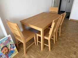 Schöner Tisch aus Holz inkl. 4 Stühle