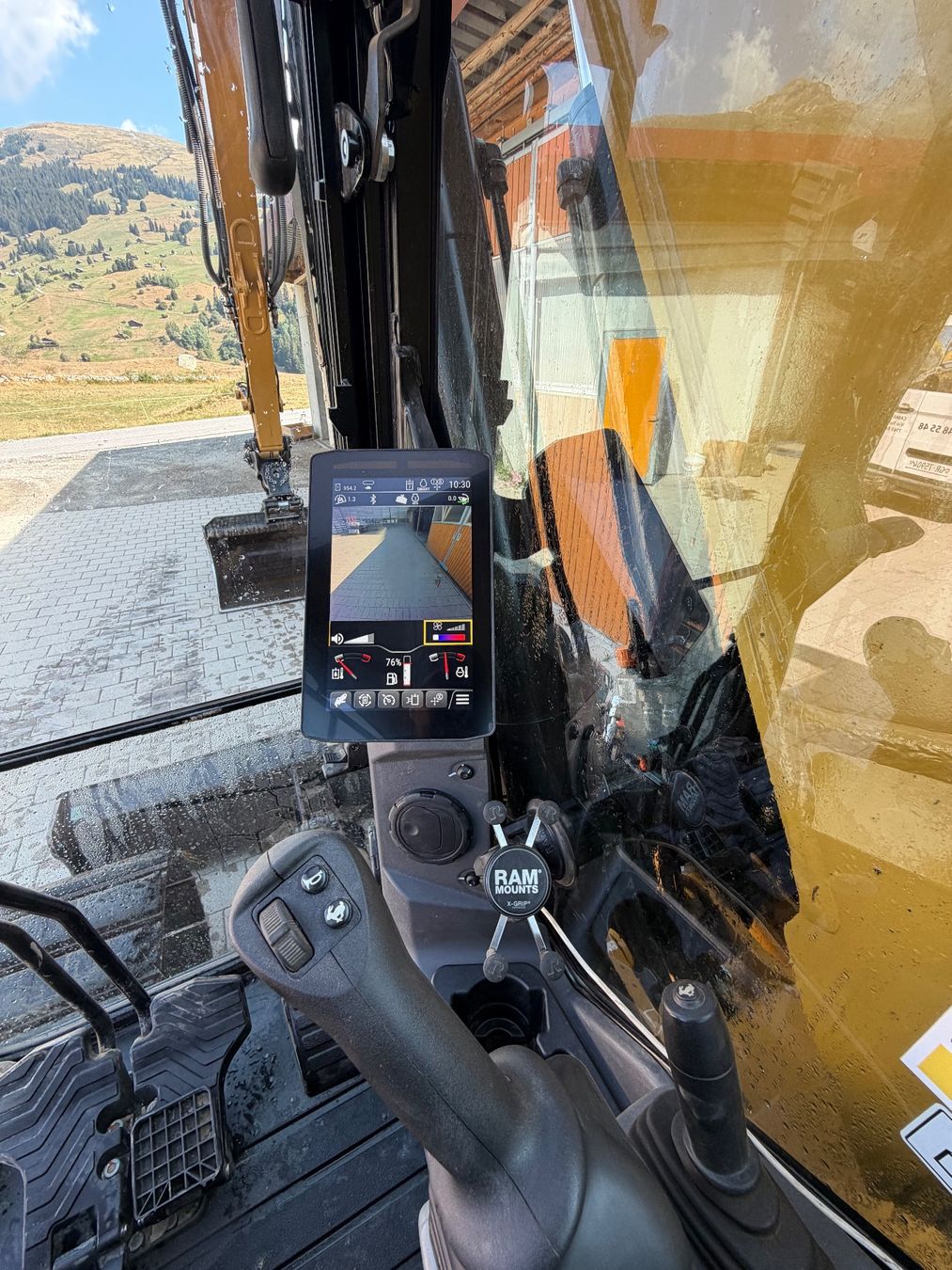 Caterpillar Escavatori: Raupenbagger CAT 310 – Usato da Breil/Brigels venduto da inf_9grr 9
