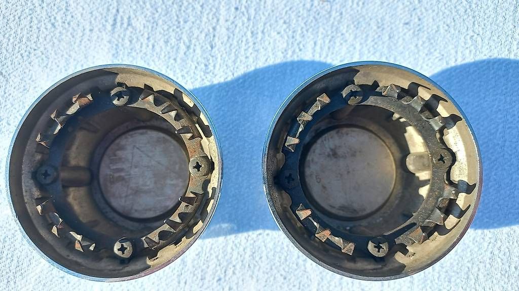 Tutti pezzi di ricambio auto: Toyota Oldtimer - Youngtimer / zwei Stück Nabendeckel braun – Usato da Frauenkappelen venduto da Chruetzhubel 3