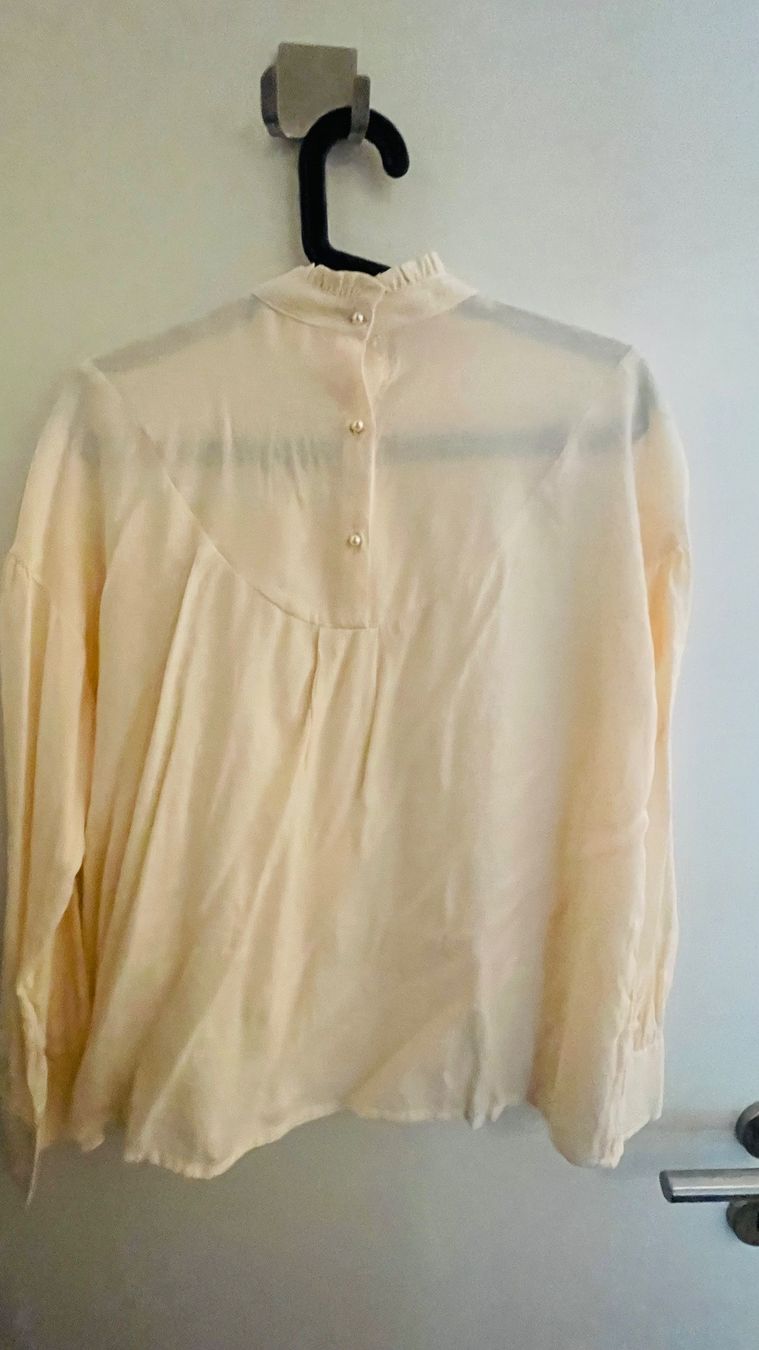 Camicette: Elegante Creme Bluse mit Stehkragen, Gr. 38 – Nuovo e nell'imballaggio originale da Zürich venduto da Alpen209 2
