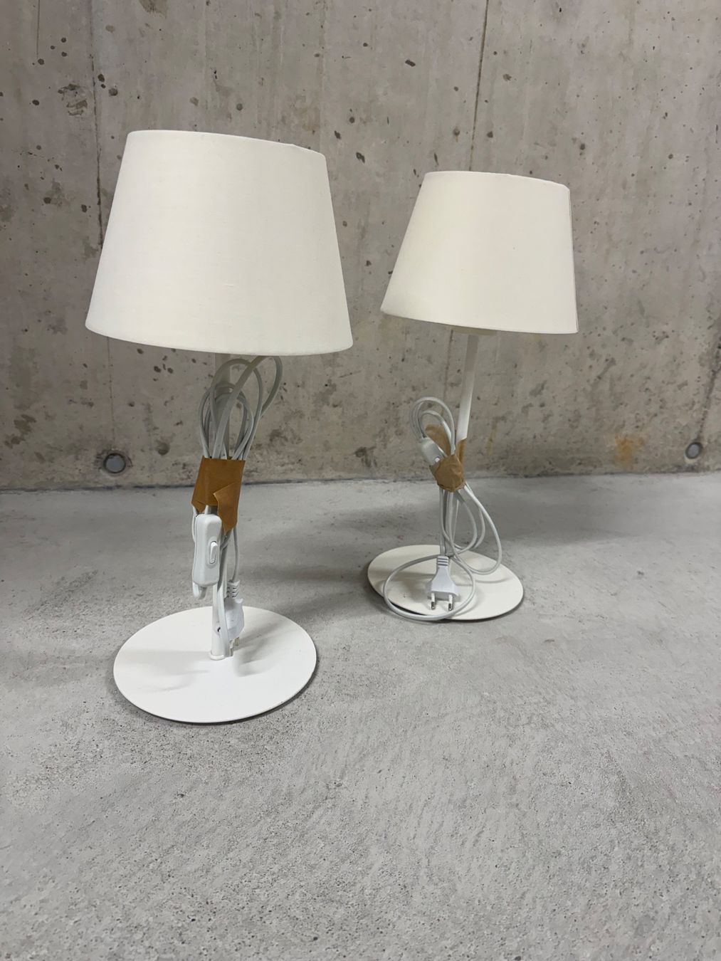 Lampade: Zwei Tischlampen weiss mit Stoffschirm – Usato da Zürich venduto da simon_am